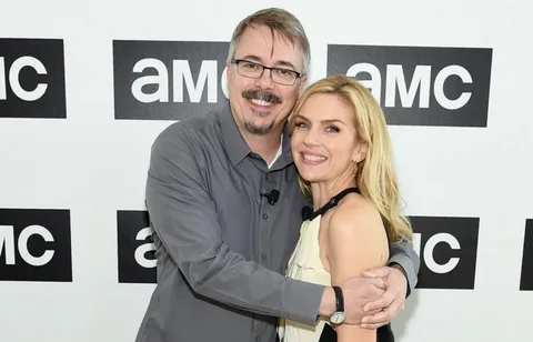 Гиллиган и Сихорн воссоединились в «Из многих» — что известно о самом загадочном проекте года